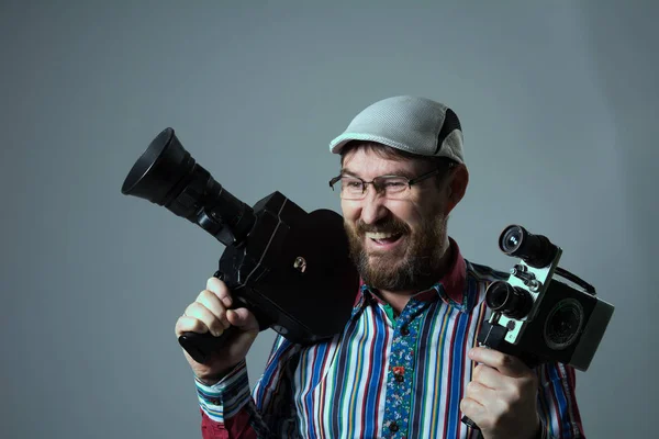 Sorrindo barbudo homem dois velho retro filme câmera — Fotografia de Stock
