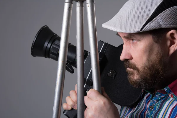 Bearded Man Movie Camera tripod — Stock Photo, Image