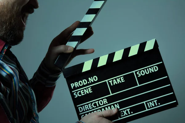 Uomo con clapperboard cinema — Foto Stock