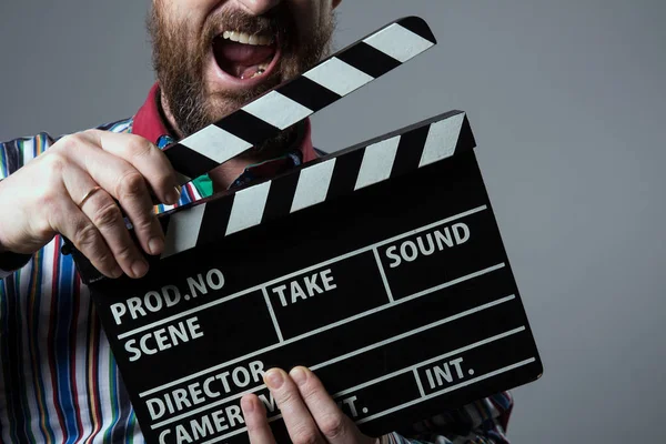 Klaket sinema gülümseyen bir adam Close-Up