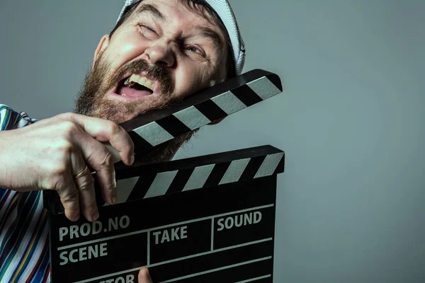 Klaket film ile gülümseyen adam