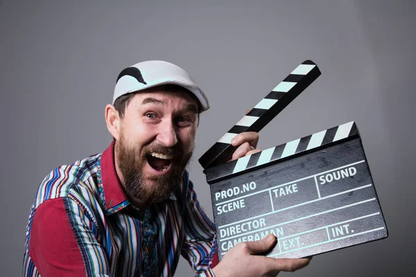 Uomo sorridente con film applaudito — Foto Stock