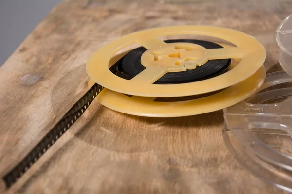 Bobina com 8 mm de filme está em uma superfície de madeira — Fotografia de Stock