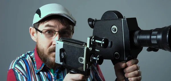 Homem barbudo dois câmera de filme retro velho — Fotografia de Stock