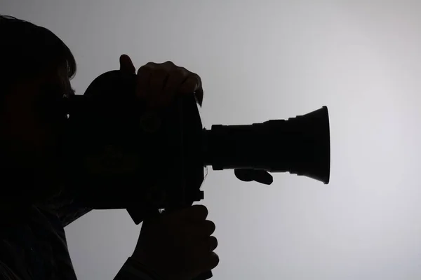 Silhouet van de zijkant van de camera man — Stockfoto