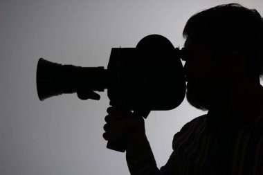 Siluet sakallı adam film kamera bir kenara