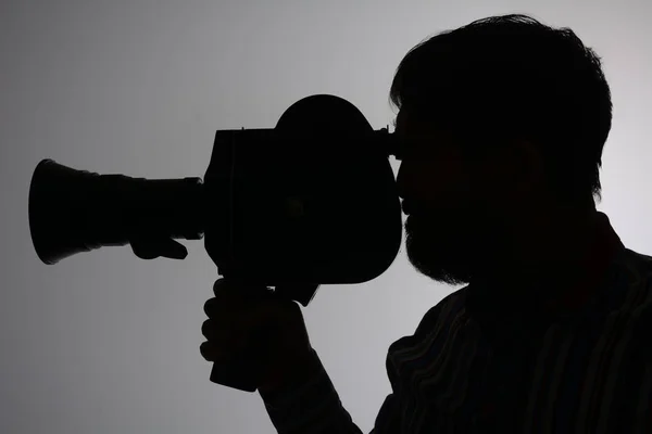 Silhouette bearded Man filmkamera åt sidan — Stockfoto