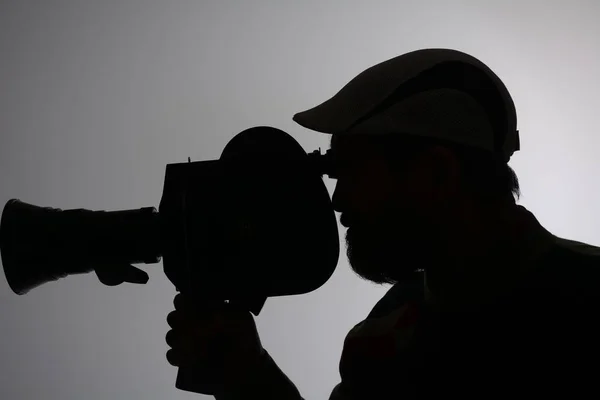 Silhueta de um homem barbudo na lateral — Fotografia de Stock