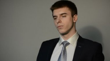 Bir adam bir takım elbise ve kravat