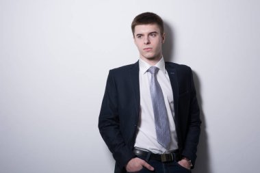 Elleri ceplerinde uzağa arıyorsunuz ile başarılı iş adamı.