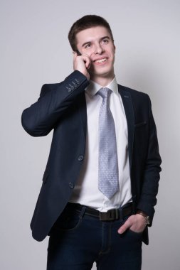 Bir cep telefonuyla konuşurken gülümseyen başarılı iş kadını