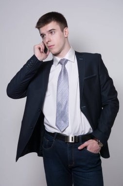 Bir cep telefonuyla konuşurken düşünme işadamı