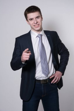 Onun parmak işaret gülümseyen genç işadamı portresi