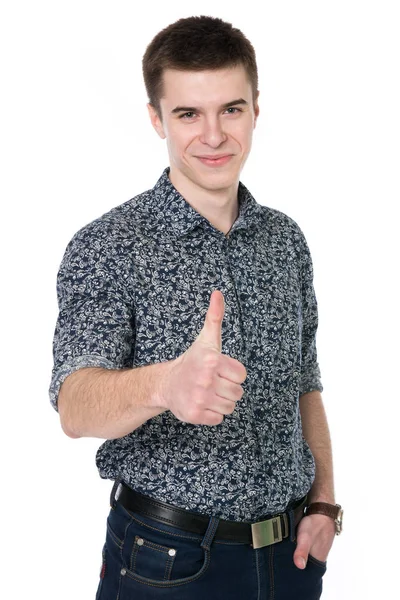 Retrato de um jovem sorridente no polegar da camisa — Fotografia de Stock