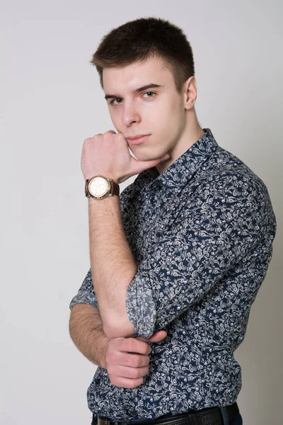 Bir gömlek giymiş genç düşünceli bir adam portresi — Stok fotoğraf