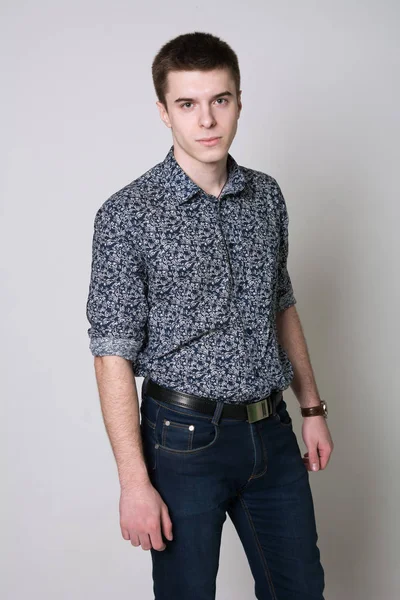 Портрет серьезного молодого человека в рубашке — стоковое фото
