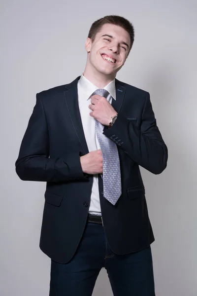 Портрет делового человека, регулирующего галстук — стоковое фото