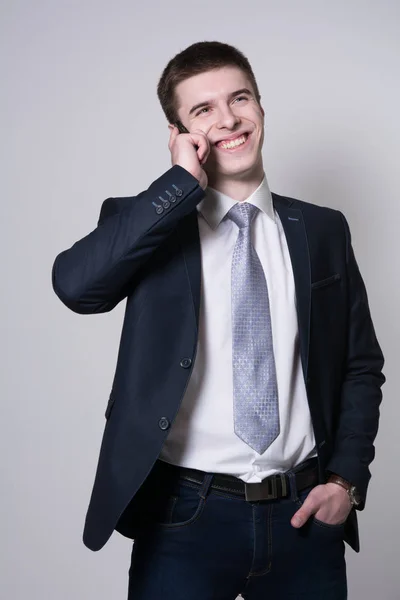 Empresária bem sucedida sorrindo falando em um telefone celular — Fotografia de Stock
