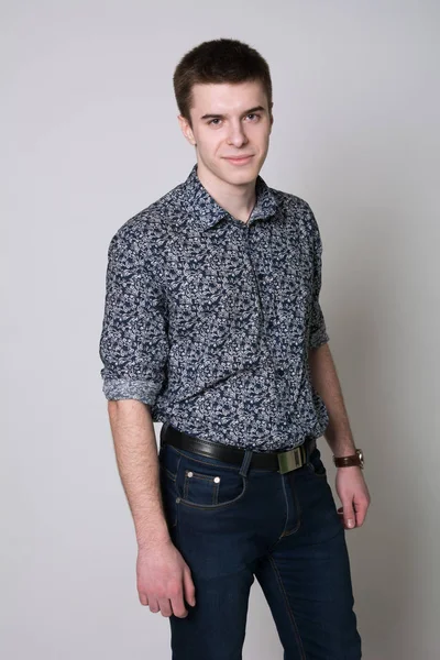 Retrato de un joven sonriente con camisa —  Fotos de Stock