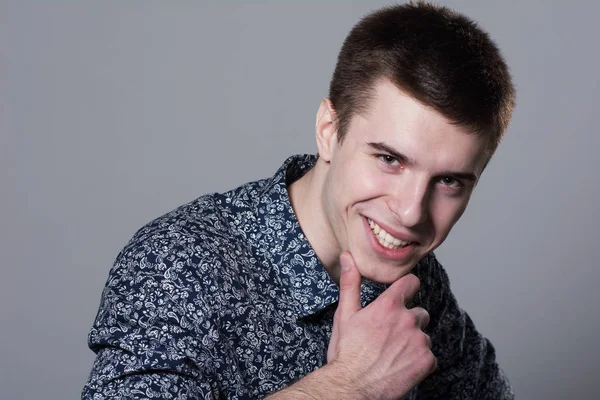 Porträtt av en leende ung man i skjorta. — Stockfoto