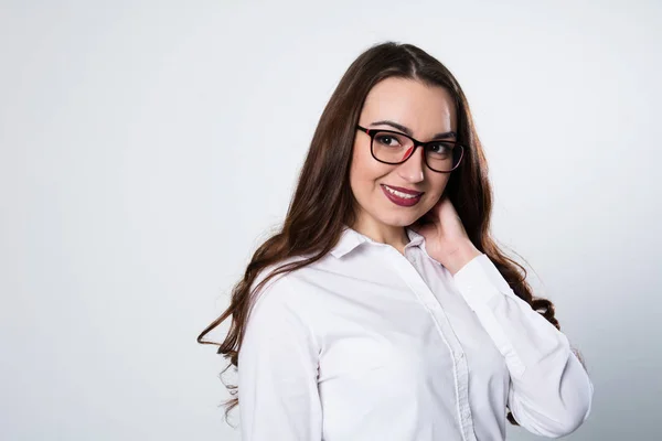 Närbild av leende affärskvinna i en vit blus — Stockfoto
