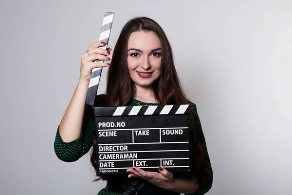 Bir film clapper tutan güzel gülümseyen kadın. — Stok fotoğraf