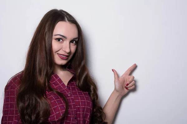 Lachende zakelijke vrouw wijzende vinger op kopie ruimte — Stockfoto