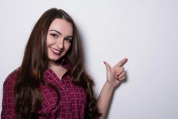 Mujer de negocios sonriente señalando con el dedo en el espacio de copia —  Fotos de Stock