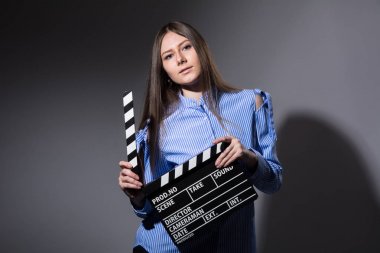 Bir kız ile bir film clapper Close-Up