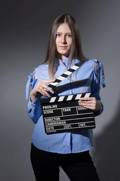 Νεαρή γυναίκα με μια κλακέτα ταινία — Φωτογραφία Αρχείου