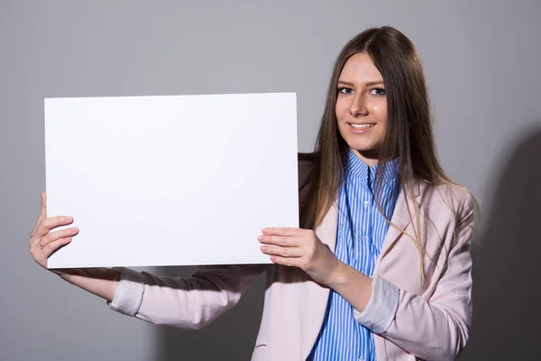 Glimlachende jong casual stijl vrouw tonen blanco signboard — Stockfoto