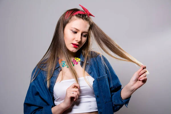 Retrato de uma jovem mulher em uma jaqueta de jeans — Fotografia de Stock