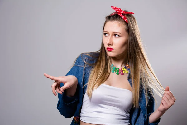 Jeans veste femme lève les yeux et montre son doigt — Photo