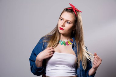 Kot ceketli genç kadın yan görünüyor