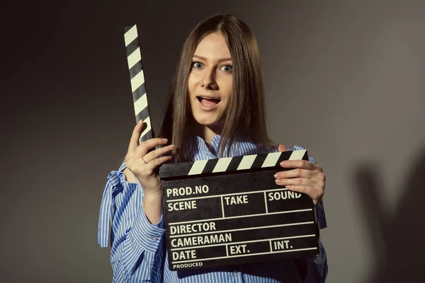 Close-up van een jonge vrouw met film klepel — Stockfoto