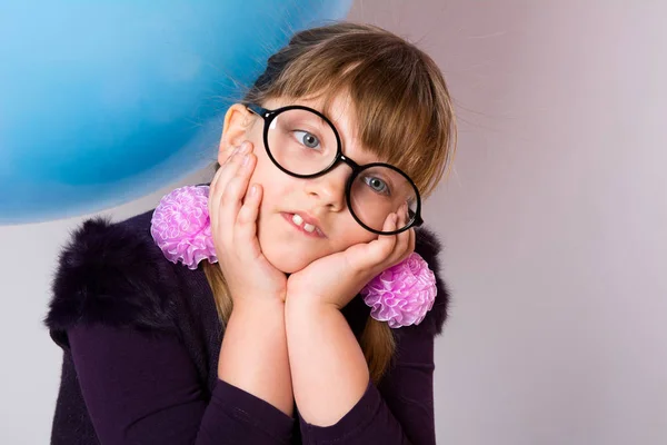 Крупный план портрета девочки-подростка в очках — стоковое фото