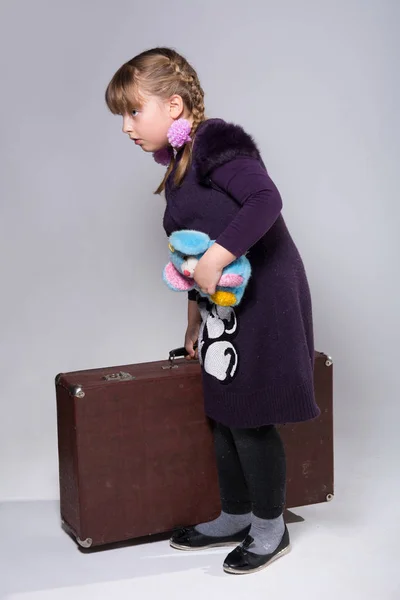 Tiener meisje met een grote oude koffer — Stockfoto