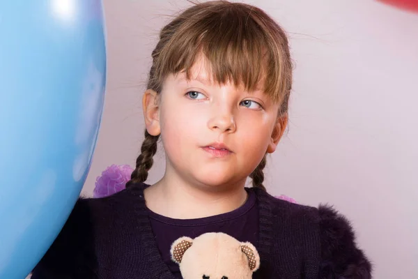 Mavi büyük lastik top düşünceli genç kızı — Stok fotoğraf