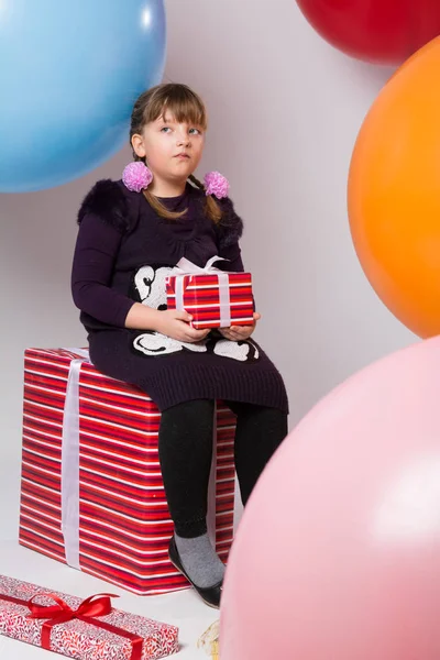 Menina adolescente pensativo com presentes — Fotografia de Stock