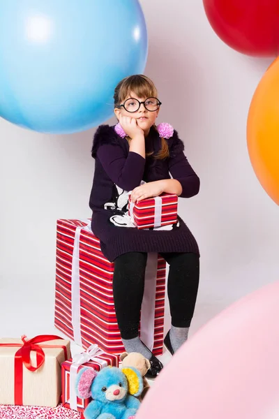 Nachdenklicher Teenager mit Brille und Geschenken — Stockfoto