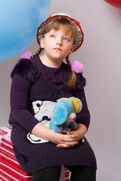 Ragazzo premuroso in un cappello — Foto Stock