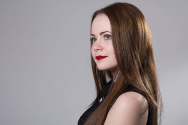 Genç ve güzel bir kadının yakın plan portresi.