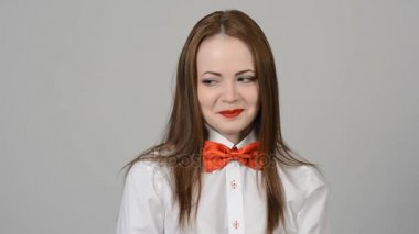 Güzel bir genç kadının portresi.