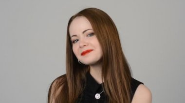 Gülümseyen, duygu güzel bir genç kadının portresi