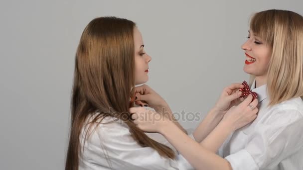 Portret van twee mooie jonge vrouwen — Stockvideo