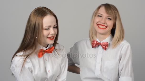Porträtt av två vackra unga kvinnor — Stockvideo