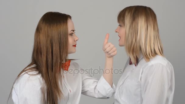 Retrato de dos hermosas mujeres jóvenes — Vídeos de Stock