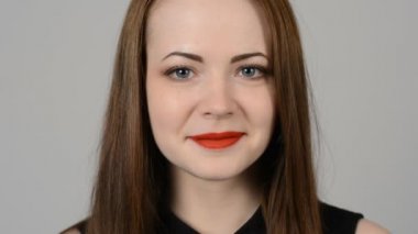 gülümseyen güzel bir genç kadının yakın çekim