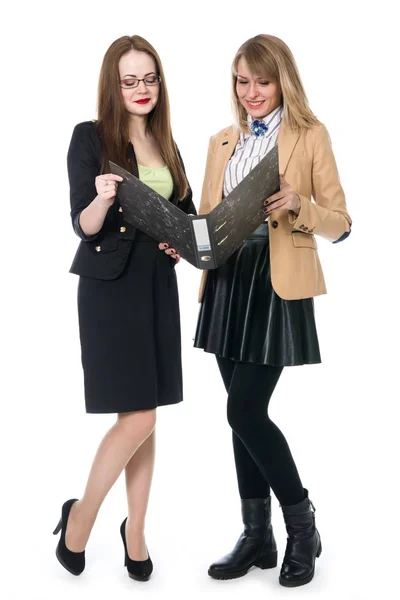 Две молодые деловые женщины в самом разгаре — стоковое фото