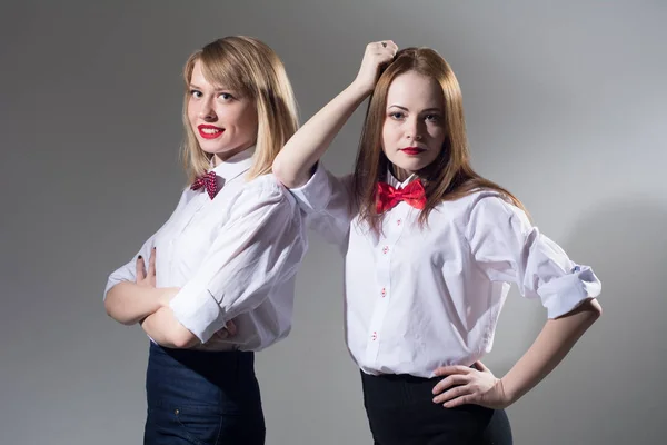 Dos hermosas chicas con mariposas alrededor de sus cuellos en camisas ligeras . — Foto de Stock